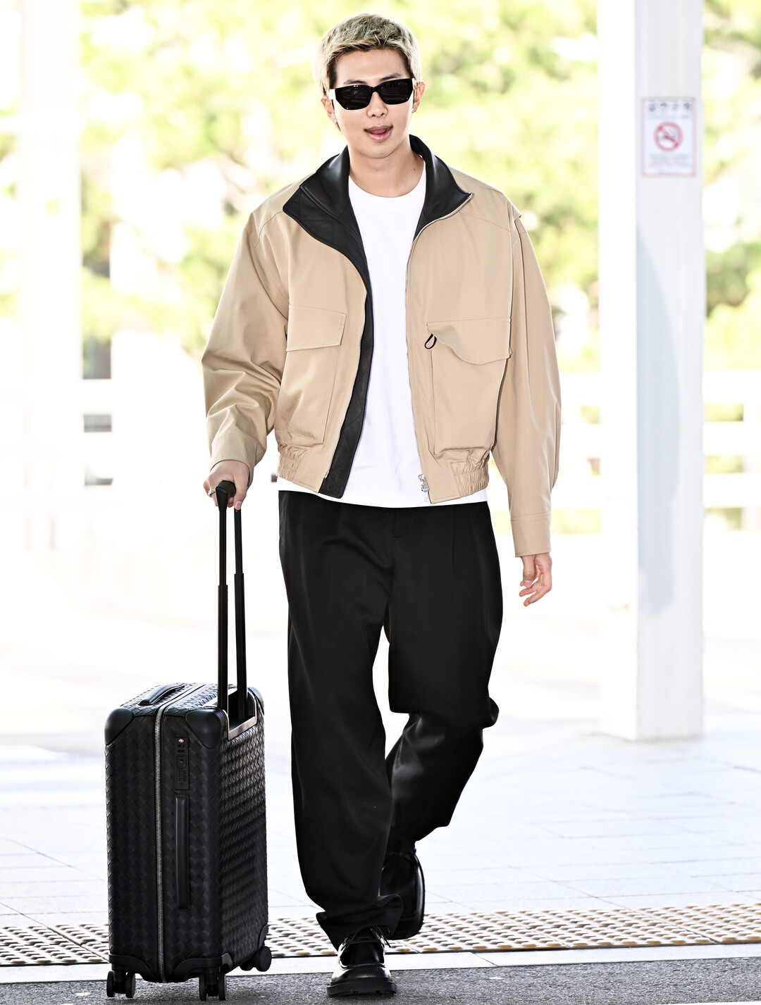 방탄소년단(BTS) 리더 RM(김남준)이 26일 오후 인천국제공항 제2터미널을 통해 이탈리아 밀라노로 출국하며 완벽한 공항패션을 선보였다. rainbow275611@gmail.com