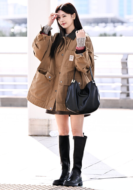 정소민, 런던행 공항 패션으로 '워크웨어 시크' 완성..."실용미+청순미 공존"