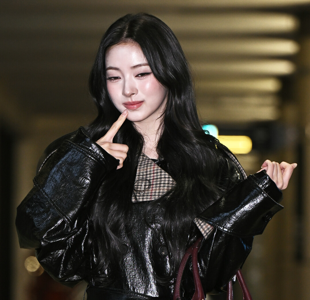 미야오(MEOVV) 안나, 끌로에 이벤트 향해 출국…시크한 페이턴트 룩 완성