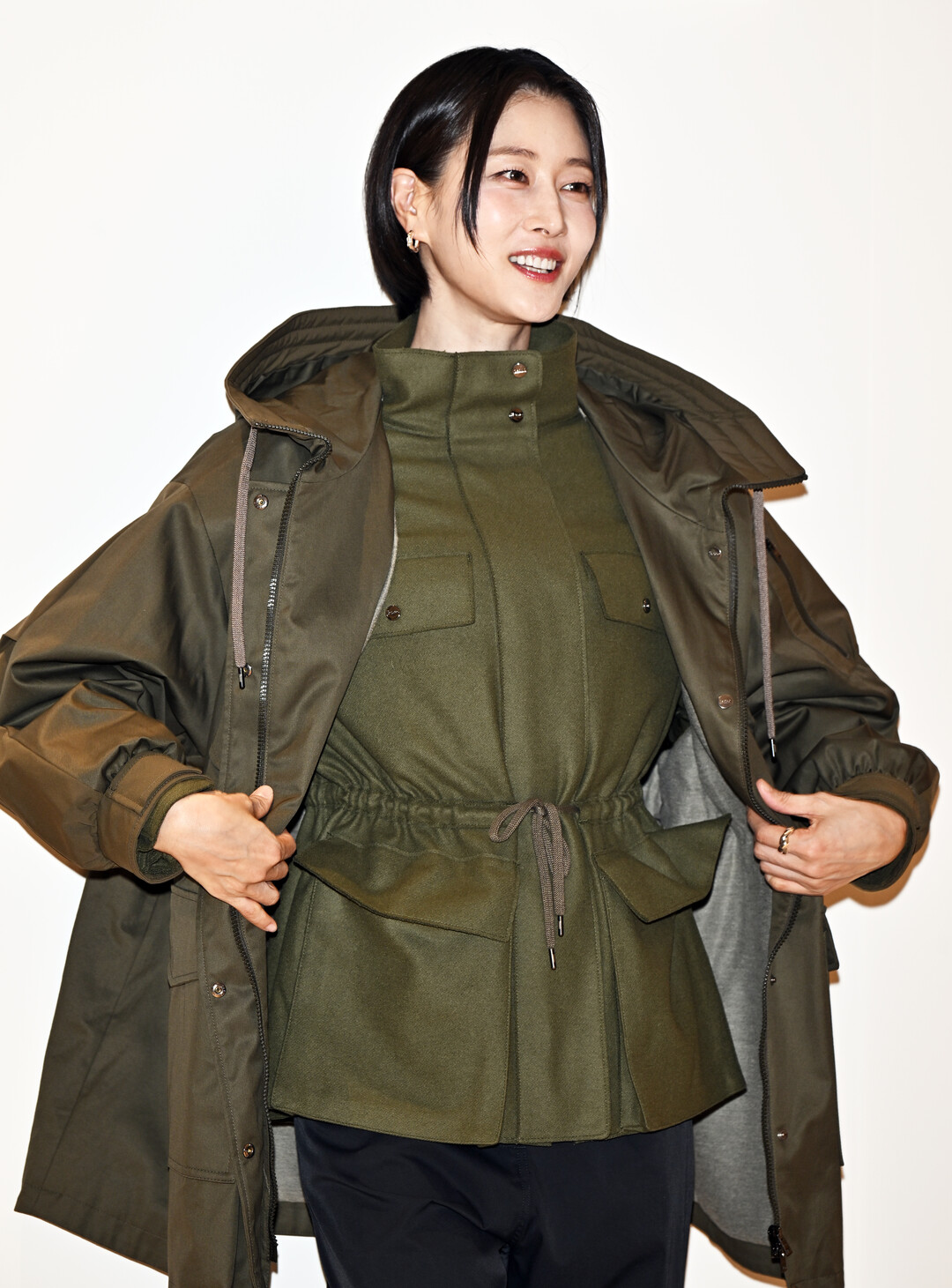이현이, 밀리터리 무드 파카로 완성한