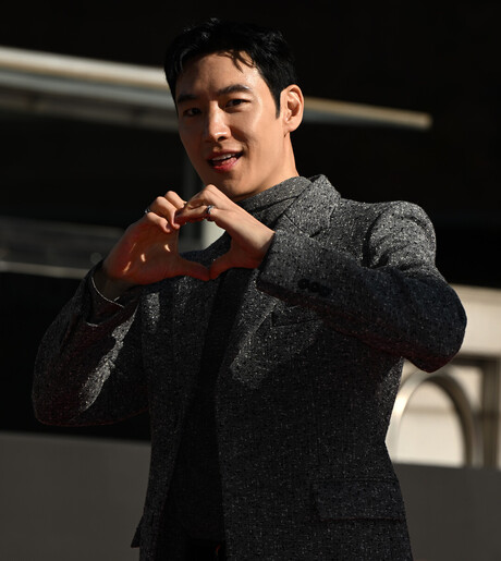 '모범택시3' 이제훈, 블랙 앤 그레이로 완성한 '갓도기'의 젠틀 카리스마!