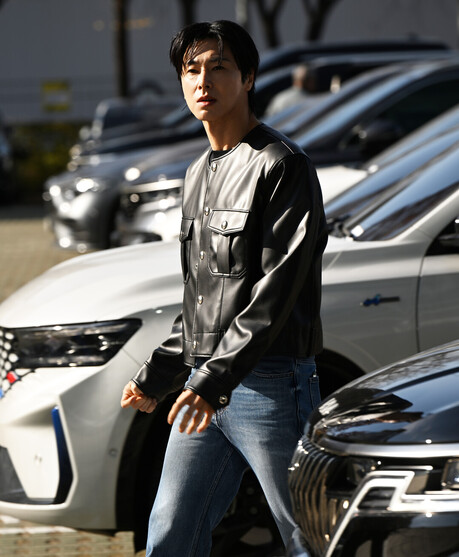 유노윤호, 레더 재킷으로 완성한 모던 캐주얼 룩