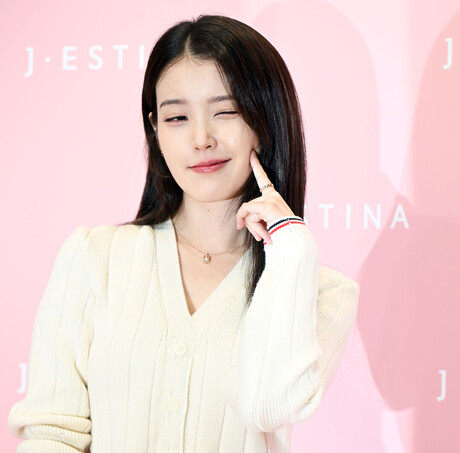 아이유, 쉴 새 없는 행보…팬미팅·기부·기념 활동 활발