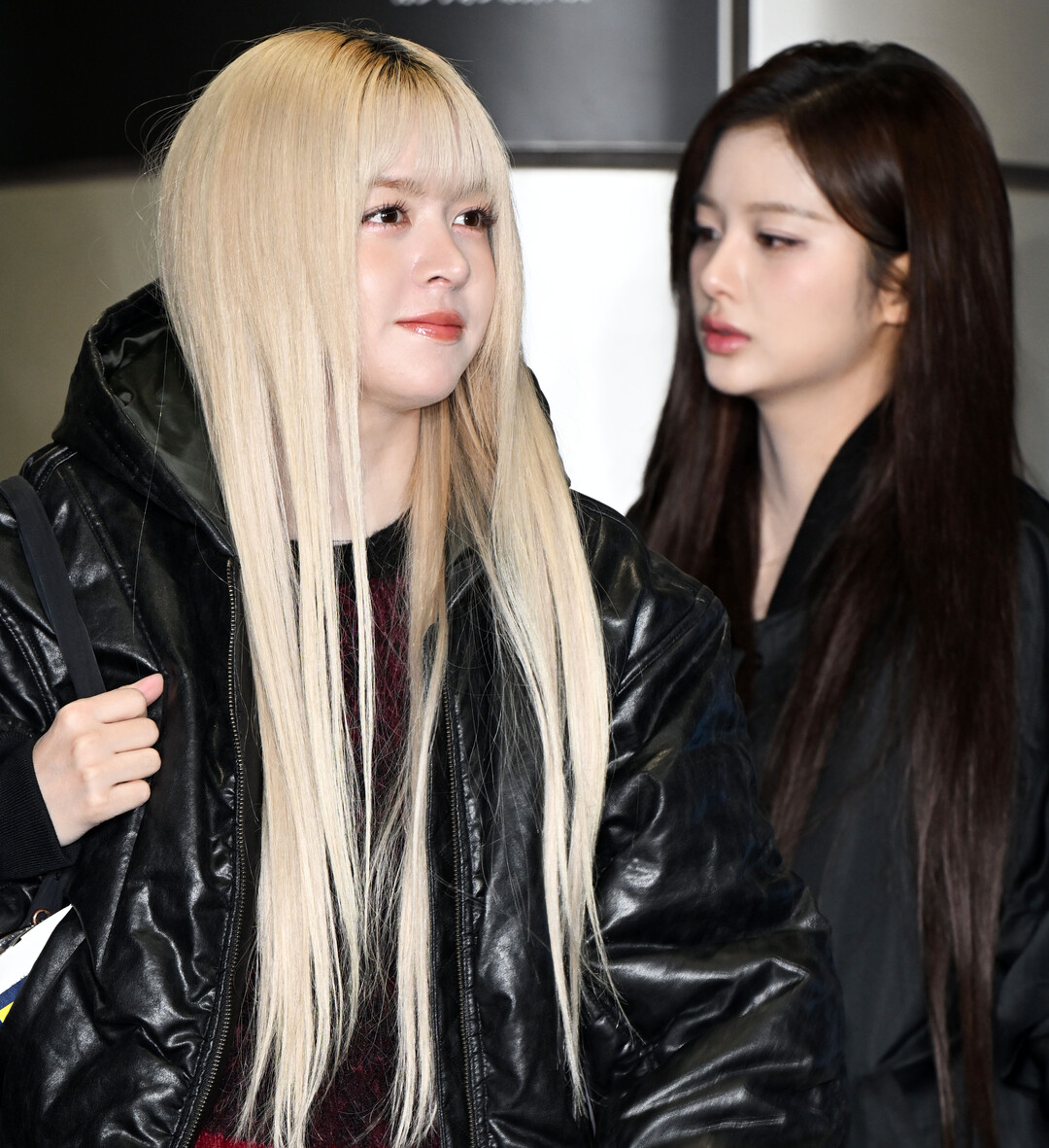 엔믹스 릴리, 블랙 레더 재킷으로 완성한 시크 공항 패션... "금발+올블랙 조합 완벽"