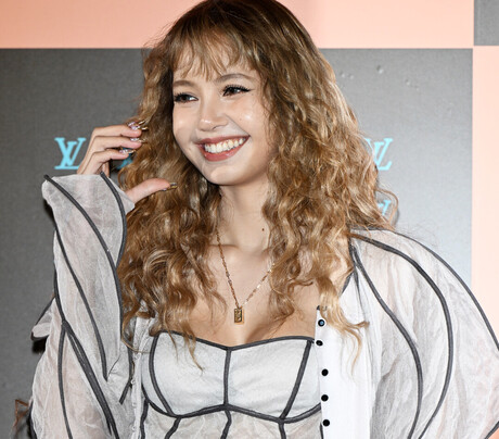 글로벌 솔로 아티스트로 도약한 2025년 리사, 정규앨범부터 드라마 데뷔까지...블랙핑크 2026년 1월 컴백 예고