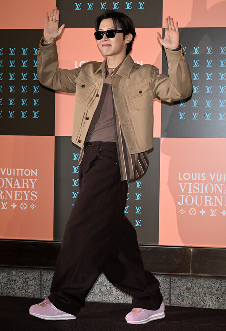 제이홉, 루이비통 이벤트서 '핑크 스니커즈' 파격 매치...글로벌 패션 아이콘 입지 증명