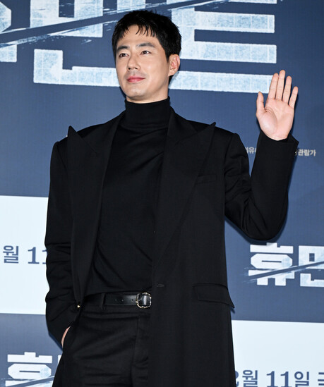 조인성, '휴민트' 제작보고회서 올블랙 롱 코트 룩으로 압도적 존재감