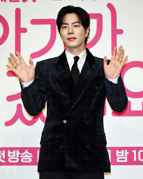 홍종현, 네이비 벨벳 수트로 완성한 고급스러운 우아미..."'아기가 생겼어요'로 로맨틱 연기 변신"