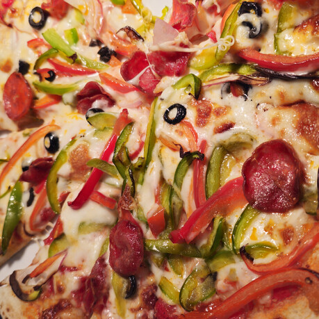 [小勸過禁] ‘다채로운 토핑의 향연’ 콤비네이션 피자의 모든 것, 유래부터 미래까지