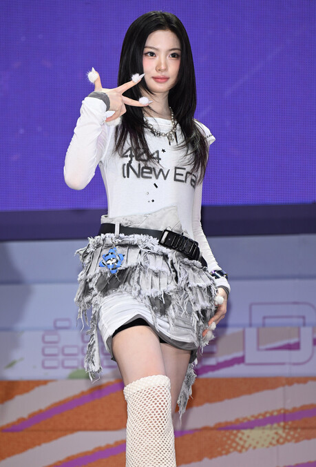 키키(KiiiKiii) 키야, 화이트 퍼 포인트와 디스트로이드 스커트로 펑크 무드 완성