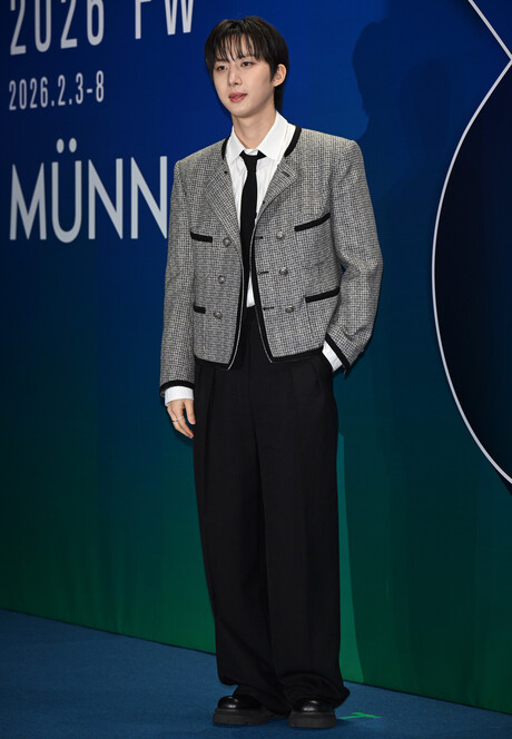 [2026 F/W 서울패션위크] 후이, 한현민 디자이너 '뮌' 컬렉션서 빛난 클래식 모던 매력!