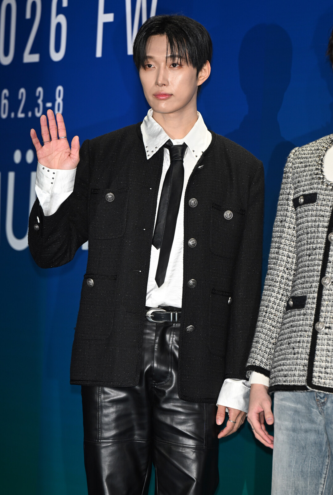 [2026 F/W 서울패션위크] 오메가엑스 재한, 올블랙 록 스타일로 뽐낸 샤프한 카리스마