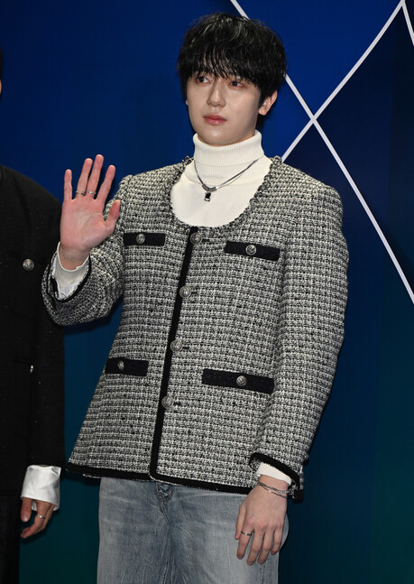 [2026 F/W 서울패션위크] 오메가엑스 예찬, 트위드 재킷으로 완성한 젠틀 보이 매력