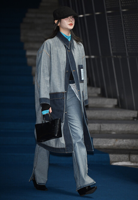 [2026 F/W 서울패션위크] 배우 안수은, 패치워크 데님으로 완성한 젠더리스 시크