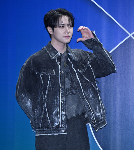 [2026 F/W 서울패션위크] 위아이 김동한, 얼킨 컬렉션에서 발산한 '그런지 감성 패셔니스타'