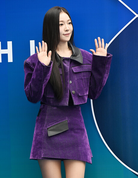 [2026 F/W 서울패션위크] 송지우, 퍼플 벨벳 투피스로 완성한 레트로 시크 "지적+우아한 매력"