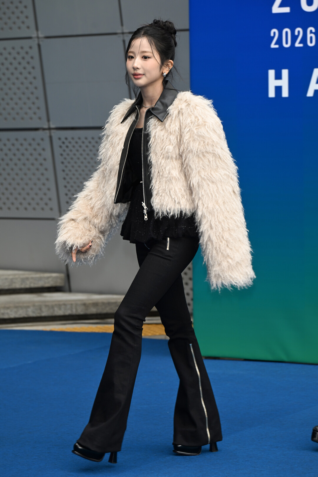 [2026 F/W 서울패션위크] 배드빌런 클로이 영, 크림 퍼 재킷으로 완성한 시크 앤 스윗 "힙합 감성+우아함"