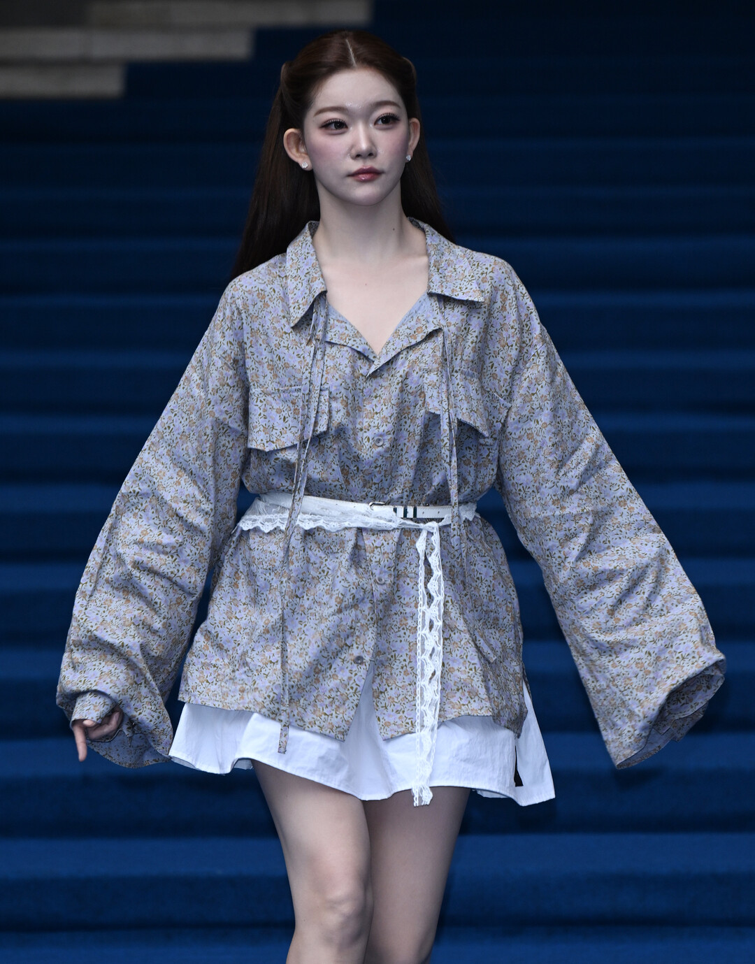 [2026 F/W 서울패션위크] 빌리 츠키, 플로럴 재킷으로 완성한 청순 로맨틱 "소녀 감성+세련미"