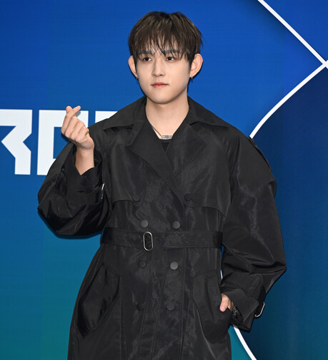 [2026 F/W 서울패션위크] 최환희, 올블랙 트렌치코트로 완성한 절제미…'차세대 패션 아이콘' 입지 굳혔다