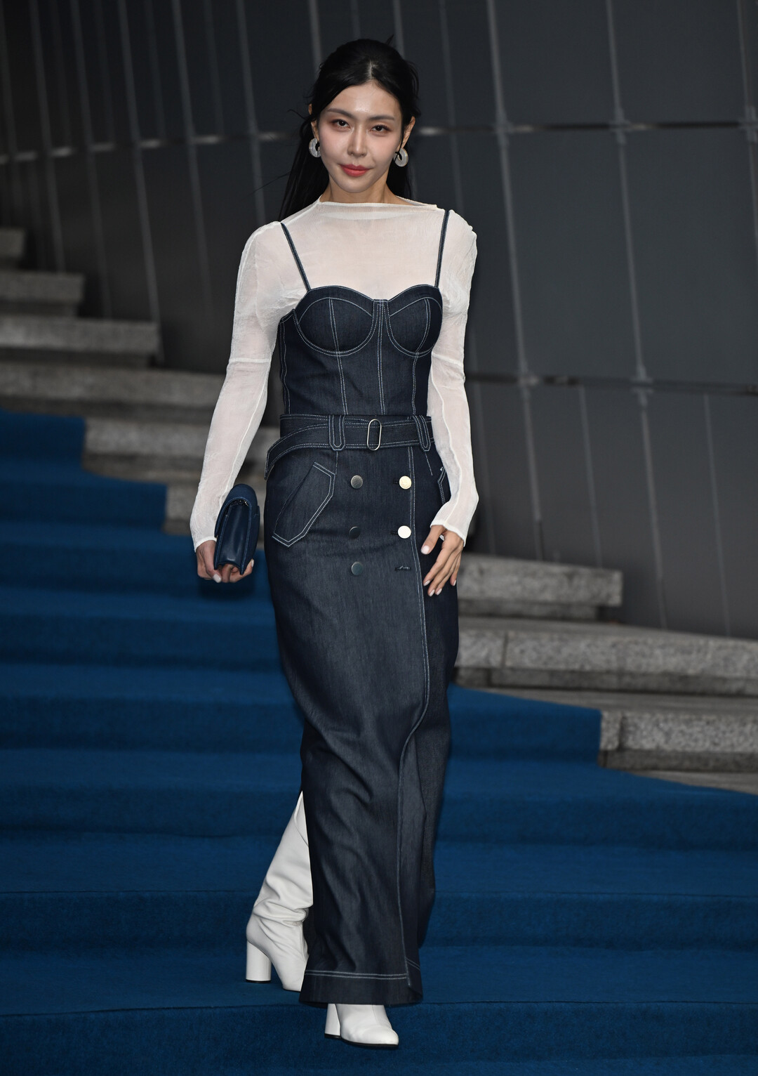 [2026 F/W 서울패션위크] 서민주, 서울패션위크서 데님 코르셋 룩 완벽 소화…'청순+시크' 양면 매력 발산