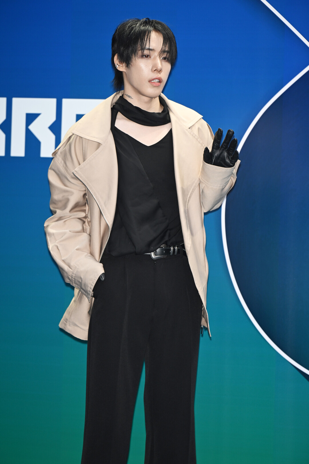 [2026 F/W 서울패션위크] 오메가엑스 젠, 베이지 재킷+올블랙 조합으로 '모던 시크' 완성…젠더리스 매력 발산