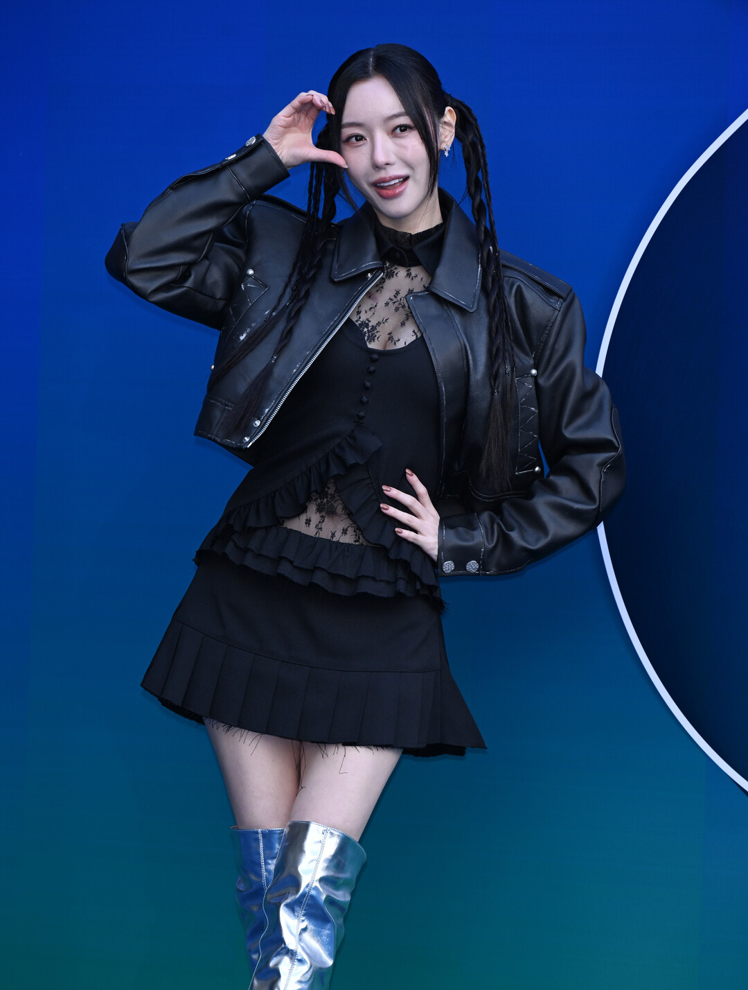 [2026 F/W 서울패션위크] 세리, 서울패션위크서 펼친 '미래적 펑크 시크'... 메탈릭 부츠와 레더 재킷으로 완성한 대담한 스타일링