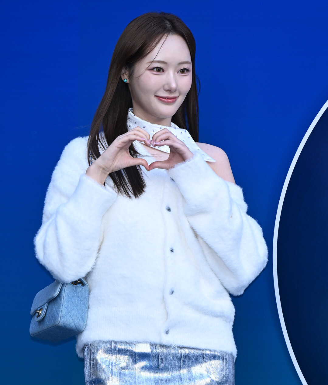 [2026 F/W 서울패션위크] 배우 손지영, 화이트 앙고라 니트로 완성한 청순 우아 패션