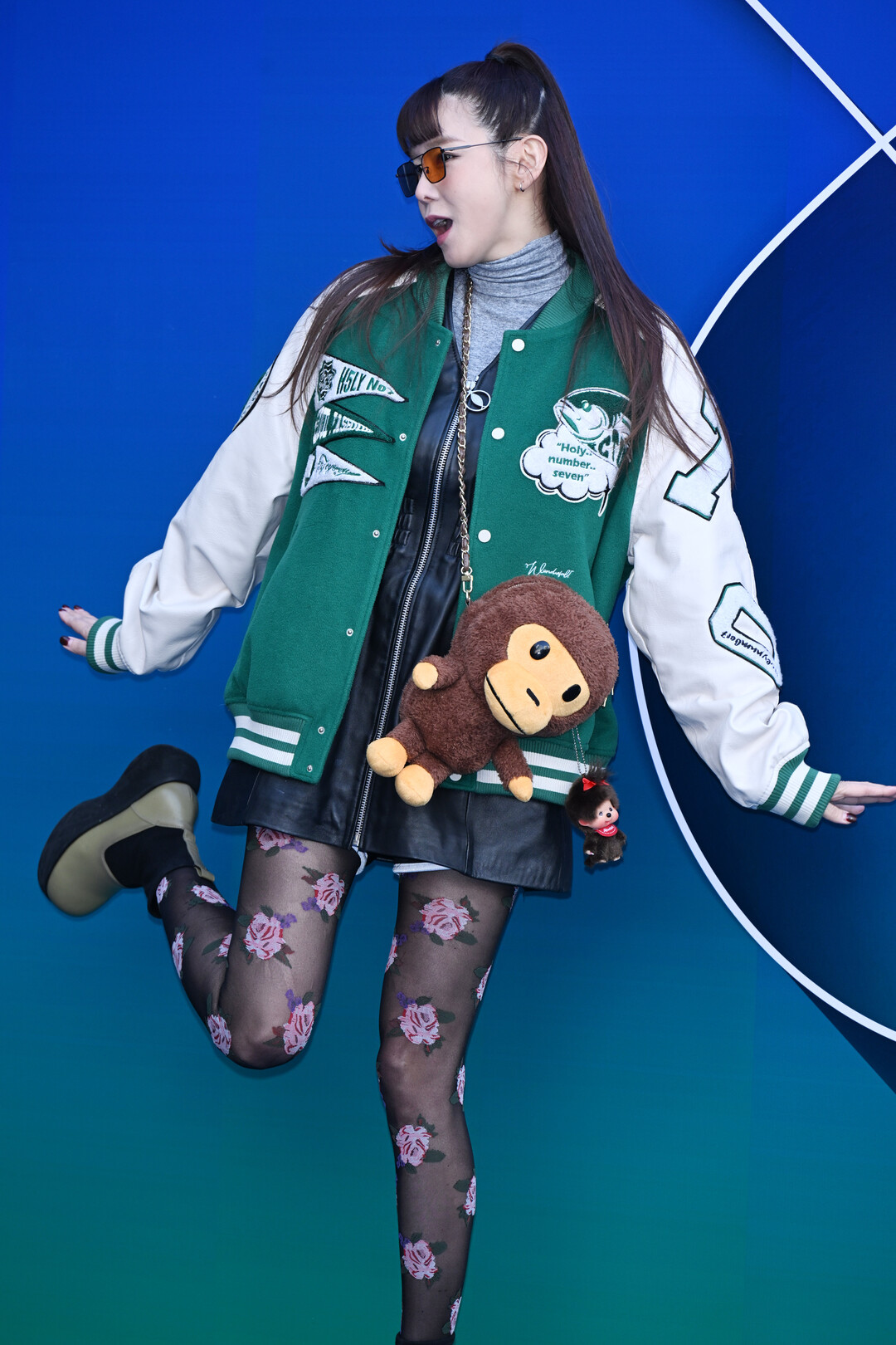 [2026 F/W 서울패션위크] 슈퍼모델 정하은, 그린 바시티 재킷으로 완성한 '레트로 스포티' 룩