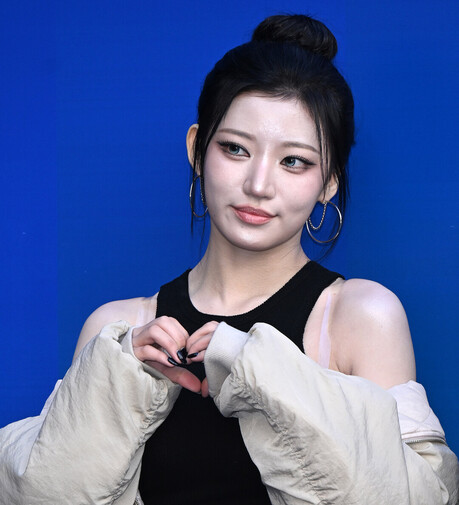 [2026 F/W 서울패션위크] 빌리 시윤, 베이지 패딩×데님 쇼츠로 청량미…'4세대 비주얼 퀸' 입증