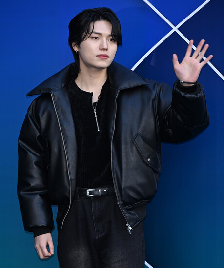 [2026 F/W 서울패션위크] 한즈, 올블랙 레더 룩으로 모던 시크…'신예 솔로 아티스트' 감각 과시