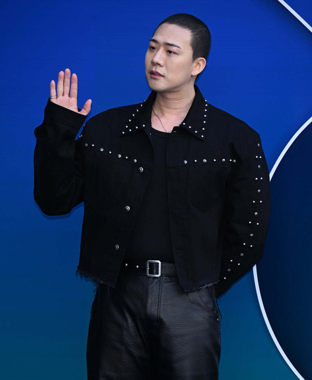[2026 F/W 서울패션위크] 차현승, 스터드 재킷×레더 팬츠로 펑크 시크…