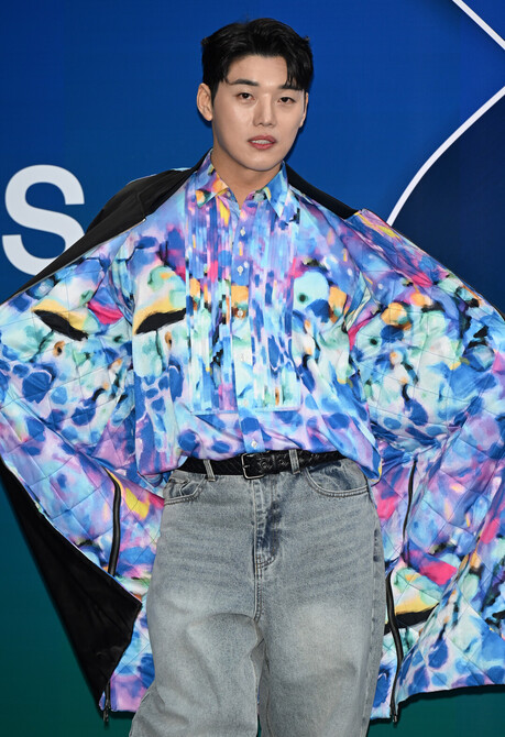 [2026 F/W 서울패션위크] 권혁수, 리버서블 재킷으로 그리디어스 컬렉션 완벽 소화하며 '스트릿 패셔니스타' 입증