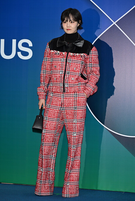 [2026 F/W 서울패션위크] 손수아, 그리디어스 하운드투스 수트로 클래식 모던 완성하며 '모델 포스' 발산