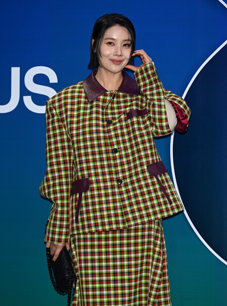 [2026 F/W 서울패션위크] 김효선, 그리디어스 체크 수트로 레트로 시크 완성하며 '배우 품격' 과시