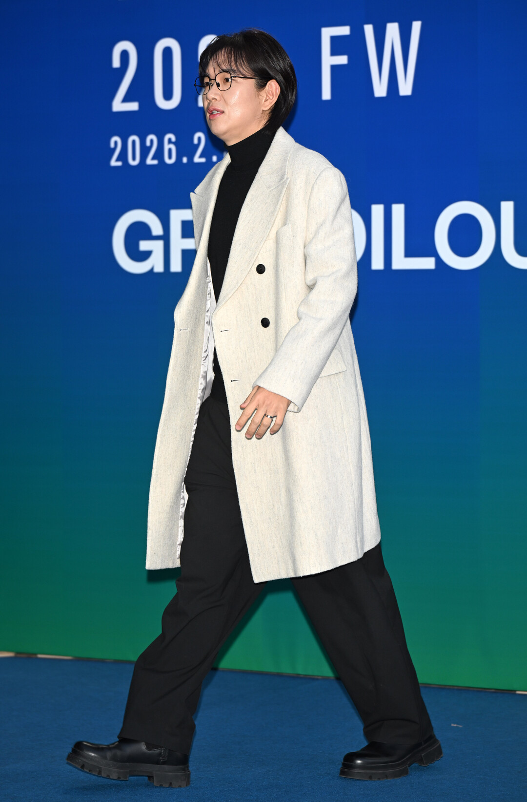 [2026 F/W 서울패션위크] 장성규, 그리디어스 아이보리 코트로 지적 우아함 발산하며 