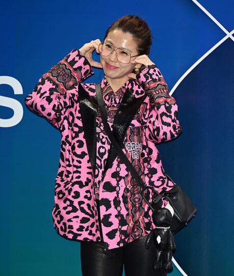 [2026 F/W 서울패션위크] 이윤미, 그리디어스 핑크 레오파드 재킷으로 파워풀 카리스마 발산하며 '패션 아이콘' 위상 입증
