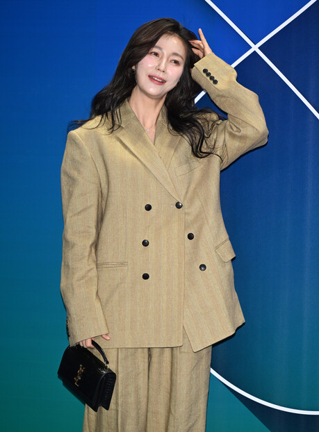 [2026 F/W 서울패션위크] 안혜경, 그리디어스 올리브 린넨 수트로 지적 우아함 발산하며 '아나운서 출신 배우' 품격 과시