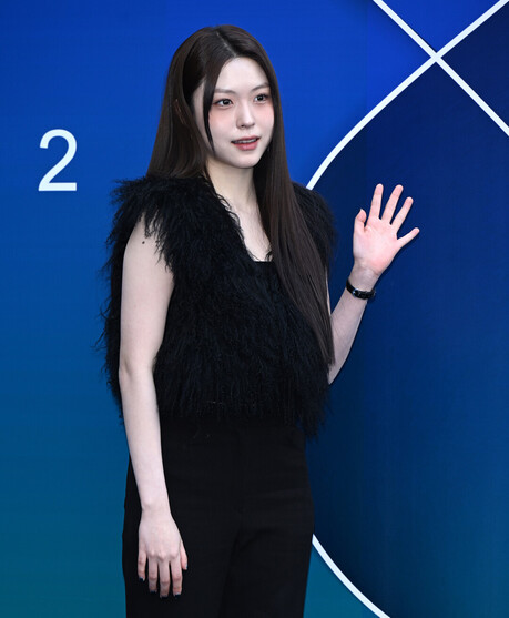 [2026 F/W 서울패션위크] 황지아, 올블랙 퍼 베스트 룩으로 시크미 폭발