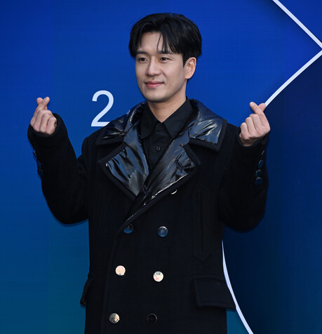 [2026 F/W 서울패션위크] 이환의, 레더 믹스 더블 코트로 강렬한 남성미 발산