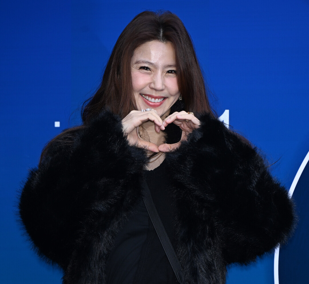 [2026 F/W 서울패션위크] 이윤미, 롱 퍼 코트로 럭셔리 카리스마 발산