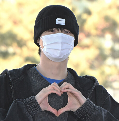 변우석, 올블랙 공항 패션으로 하트 선사..."아더에러 베이징행"