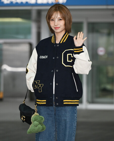 아이들 소연, 뉴욕行 공항패션…코치 바시티 재킷으로 힙한 매력 과시