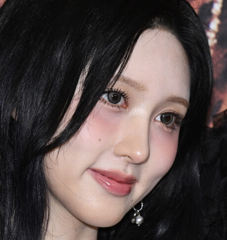 가을, '다크 돌핀코어'로 완성한 파격 변신…'REVIVE+' 쇼케이스 비주얼 강렬