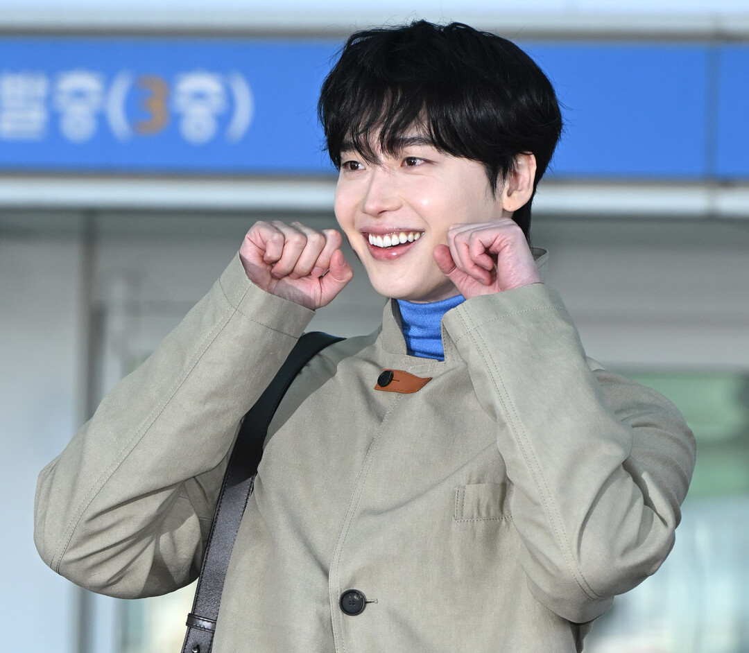 밀라노로 떠나는 베이지의 신사 — 이종석, 인천공항서 세련된 공항 패션 눈길