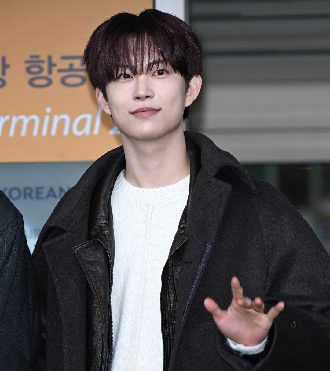 알파드라이브원 건우, 파리行 출국…공항서도 빛난 '아우라'