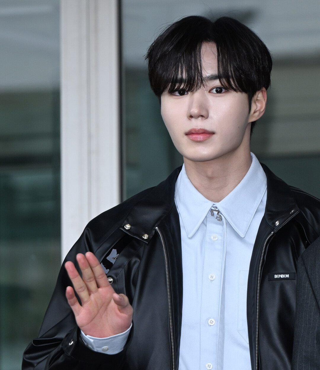 알파드라이브원 준서, 파리行 출국…공항을 런웨이로 만든