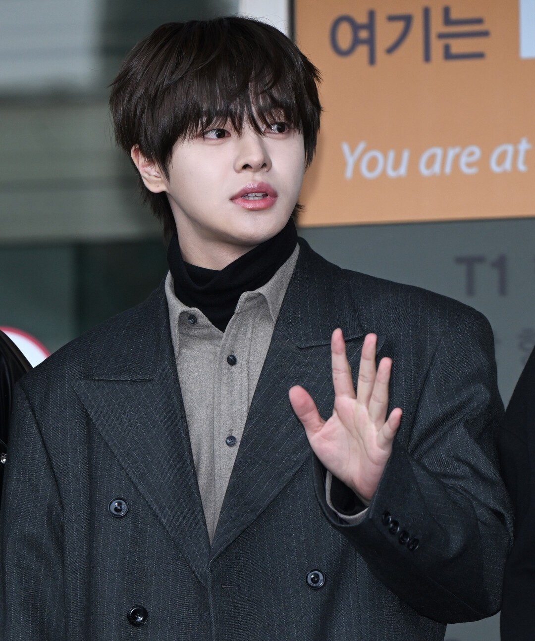 알파드라이브원 리오, 파리行 출국…핀스트라이프 수트로 완성한 '모던 엘레강스'