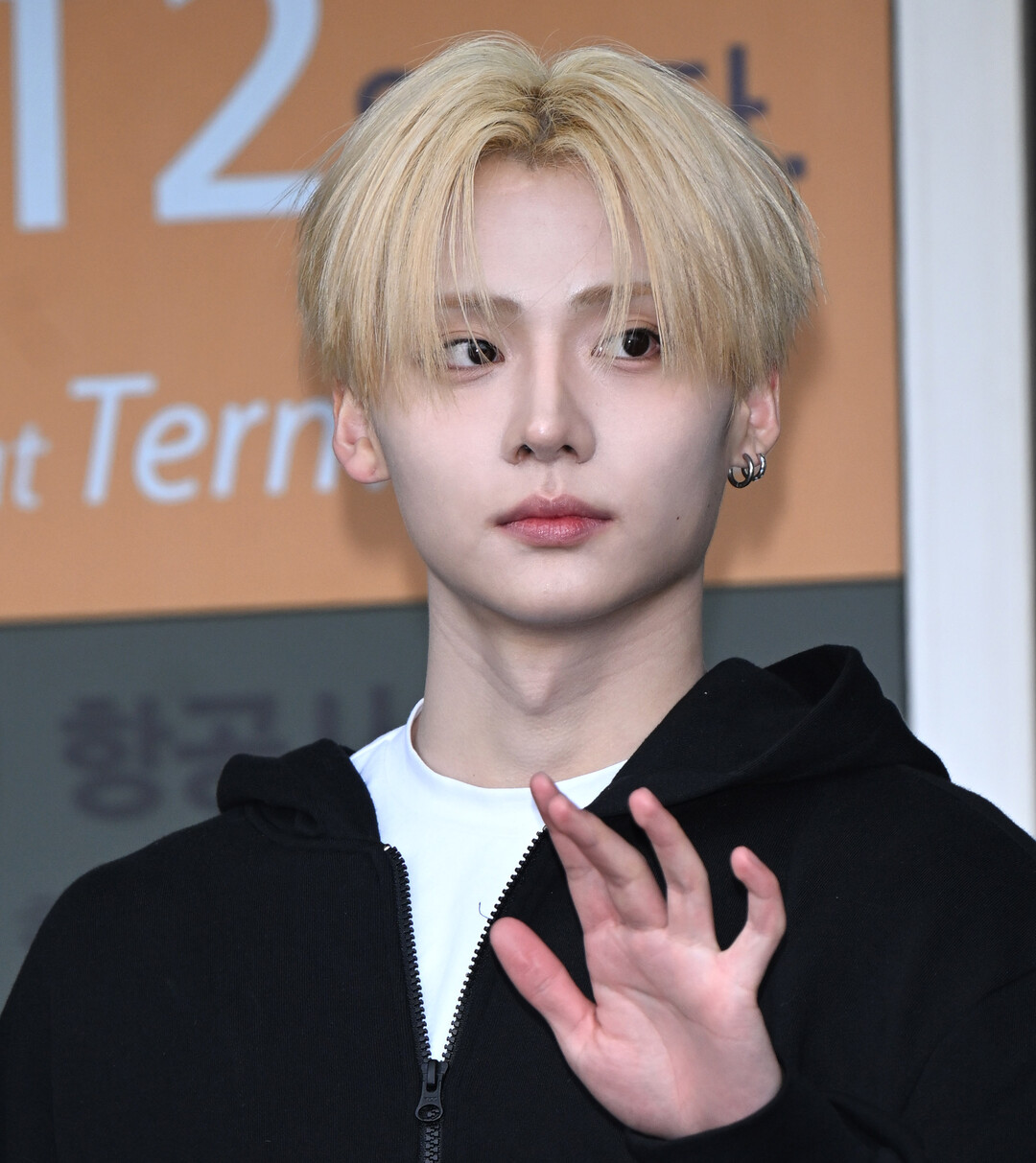 알파드라이브원 상원, 파리行 출국…플래티넘 블론드로 공항을 장악한 '비주얼 센터'