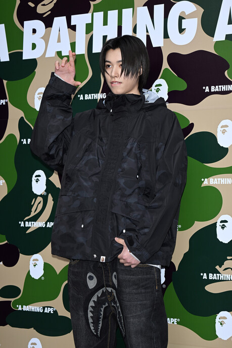 롱샷 루이, 베이프 도산 그랜드 오프닝 포토행사 참석…올 블랙 BAPE 룩으로 강렬한 인상