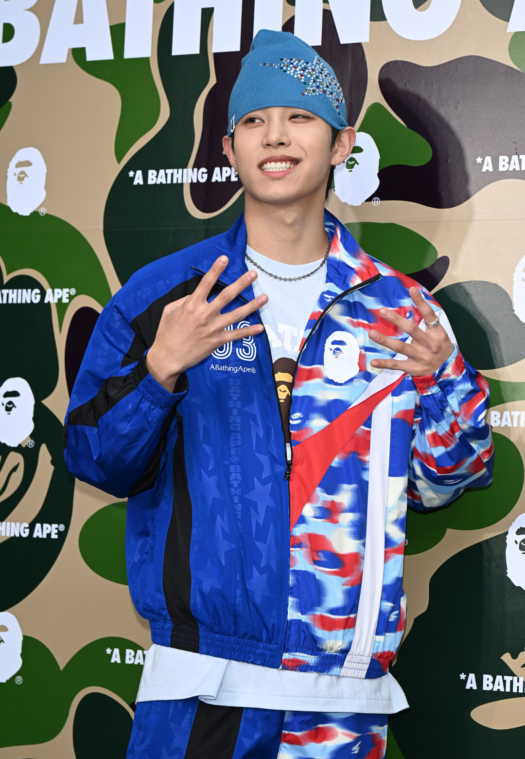 롱샷 률, 베이프 도산 그랜드 오프닝 포토행사 참석…블루 트리콜로르 BAPE 세트업으로 강렬한 색감 대결